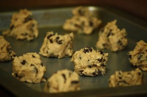 800px-Raw_cookie_dough_in_cookie_clumps